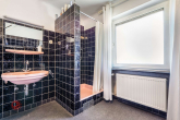 Badezimmer (Kopfhaus) - Wohnen, Vermieten, Vergrößern – Doppelhaus in Erlenbrunn mit tollem Grundstück