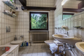 Badezimmer - Familienidylle am Waldrand – Großzügiges Einfamilienhaus mit Einliegerwohnung