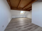 Wohnzimmer - Sehr gemütliche Dachgeschoss-Wohnung, optional mit Einbauküche