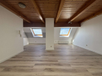 Wohnzimmer - Sehr gemütliche Dachgeschoss-Wohnung, optional mit Einbauküche