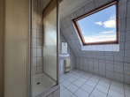 Badezimmer - Sehr gemütliche Dachgeschoss-Wohnung, optional mit Einbauküche