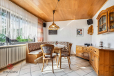 Wohnzimmer - Wohnen auf einer Ebene – großzügiger Bungalow mit ertragsstarker PV-Anlage