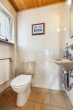 Gäste-WC - Wohnen auf einer Ebene – großzügiger Bungalow mit ertragsstarker PV-Anlage