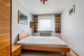 Schlafzimmer - Wohnen auf einer Ebene – großzügiger Bungalow mit ertragsstarker PV-Anlage
