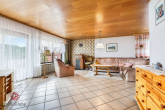 Wohnzimmer - Wohnen auf einer Ebene – großzügiger Bungalow mit ertragsstarker PV-Anlage