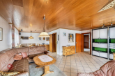 Wohnzimmer - Wohnen auf einer Ebene – großzügiger Bungalow mit ertragsstarker PV-Anlage