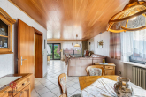 Wohnzimmer - Wohnen auf einer Ebene – großzügiger Bungalow mit ertragsstarker PV-Anlage