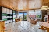 Wohnzimmer - Wohnen auf einer Ebene – großzügiger Bungalow mit ertragsstarker PV-Anlage