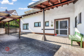 Hausansicht - Wohnen auf einer Ebene – großzügiger Bungalow mit ertragsstarker PV-Anlage
