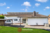 Hausansicht - Wohnen auf einer Ebene – großzügiger Bungalow mit ertragsstarker PV-Anlage
