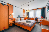 Doppelzimmer - Modernisiertes Immobilienensemble mit Entwicklungspotenzial für Wohnen & Apartments
