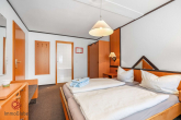 Doppelzimmer - Modernisiertes Immobilienensemble mit Entwicklungspotenzial für Wohnen & Apartments