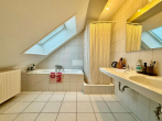 Badezimmer - Gemütliche Dachgeschosswohnung mit offenem Wohnbereich